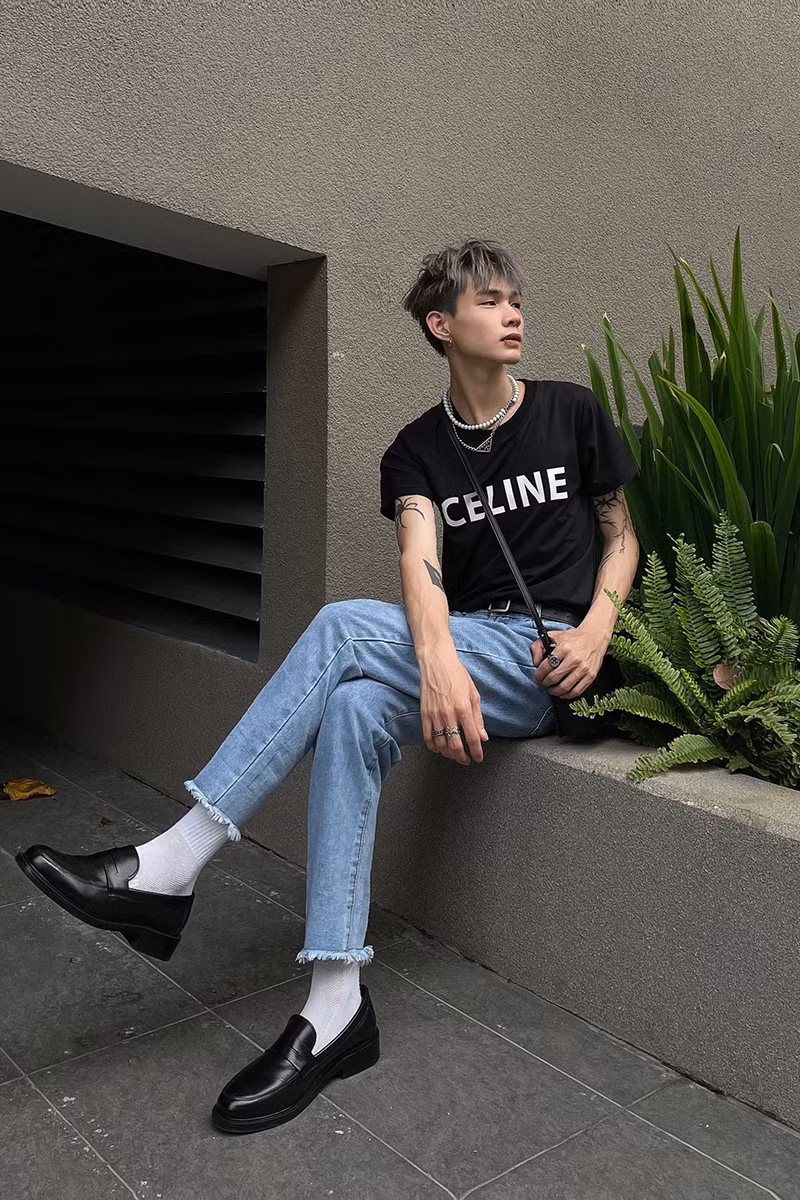 Không nhất thiết phải là “đồ hiệu” chỉ để giống với số đông, mà thay vào đó Minh Hưng luôn ưu tiên chọn những món đồ phù hợp với cá tính của riêng mình.