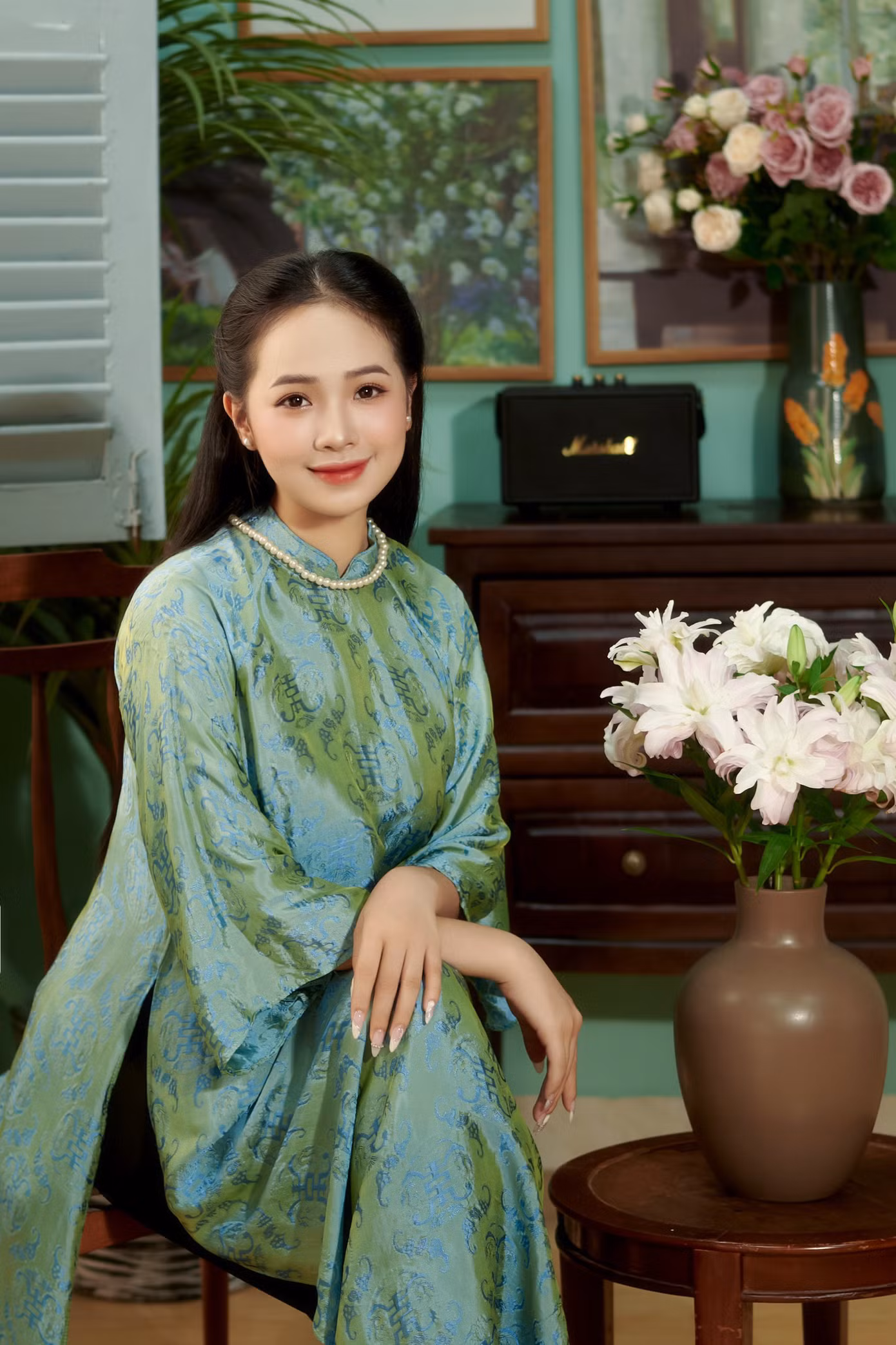 Trà My lựa chọn chiếc áo dài truyền thống, cùng những hình ảnh rất thuần Việt cho bộ ảnh Tết của bản thân.