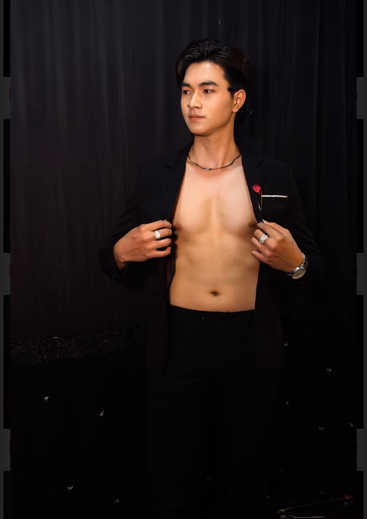 Với sự “lăn lộn” từ sớm, Hoàng Sơn cảm nhận rõ được sự khó khăn của cuộc sống. Với sự “lăn lộn” từ sớm, Hoàng Sơn cảm nhận rõ được sự khó khăn của cuộc sống.
