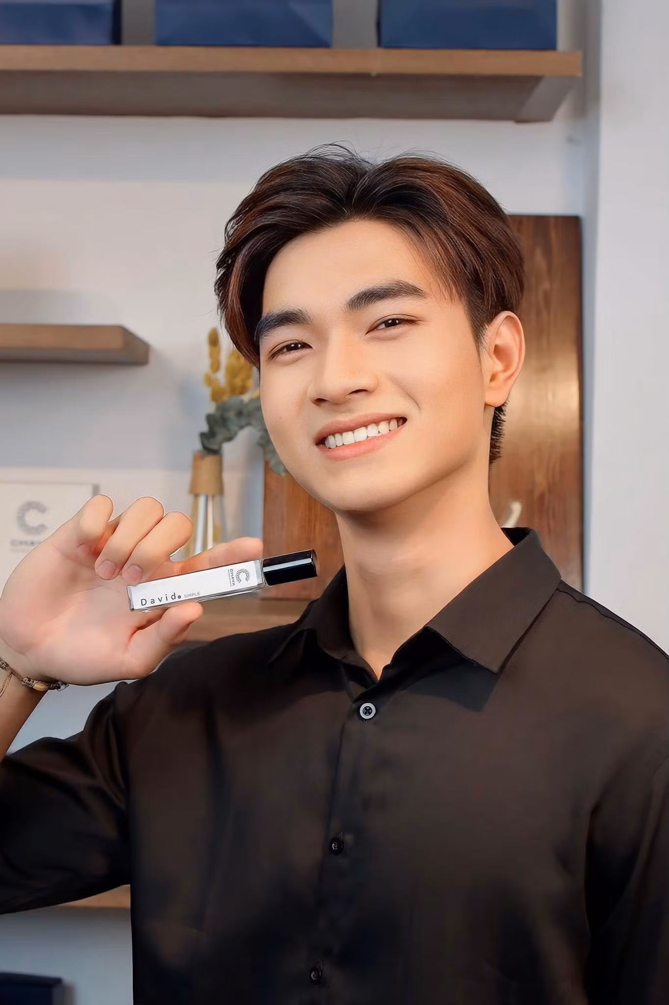 Hoàng Sơn luôn tự hào khi có một gia đình ấm áp, tràn đầy yêu thương, được lớn lên trong sự dạy dỗ ân cần từ ba mẹ. Hoàng Sơn luôn tự hào khi có một gia đình ấm áp, tràn đầy yêu thương, được lớn lên trong sự dạy dỗ ân cần từ ba mẹ.