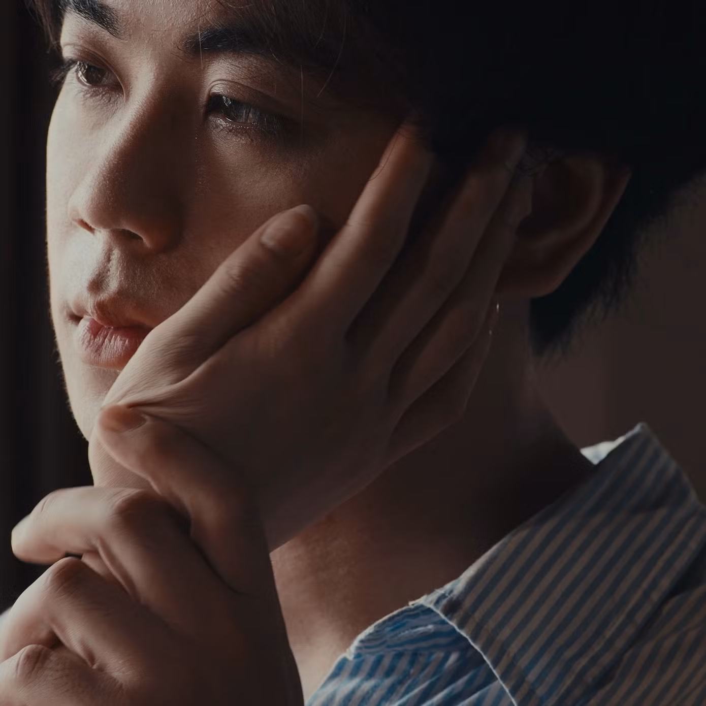 Niềm đam mê nghệ thuật được Đình Chung bắt đầu bộc lộ ngay từ khi còn nhỏ, với nhiều vai diễn trong các vở kịch của trường. Niềm đam mê nghệ thuật được Đình Chung bắt đầu bộc lộ ngay từ khi còn nhỏ, với nhiều vai diễn trong các vở kịch của trường.
