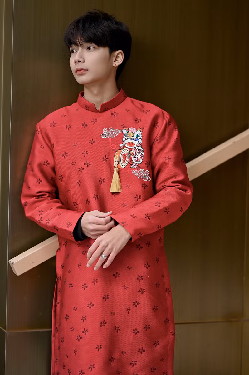 Bùi Huỳnh Sơn (sinh năm 2003) đang là sinh viên năm thứ ba khoa Quốc tế tại trường Đại học Thương mại. Bùi Huỳnh Sơn (sinh năm 2003) đang là sinh viên năm thứ ba khoa Quốc tế tại trường Đại học Thương mại.