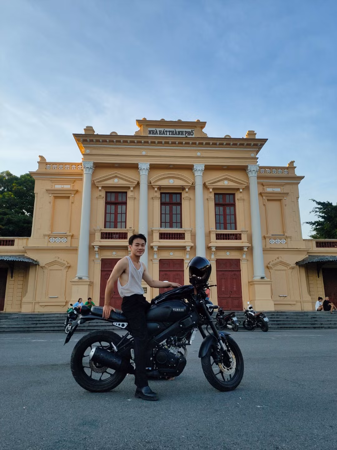 Đình Chung có niềm đam mê mãnh liệt với motor và thời trang. Đình Chung có niềm đam mê mãnh liệt với motor và thời trang.