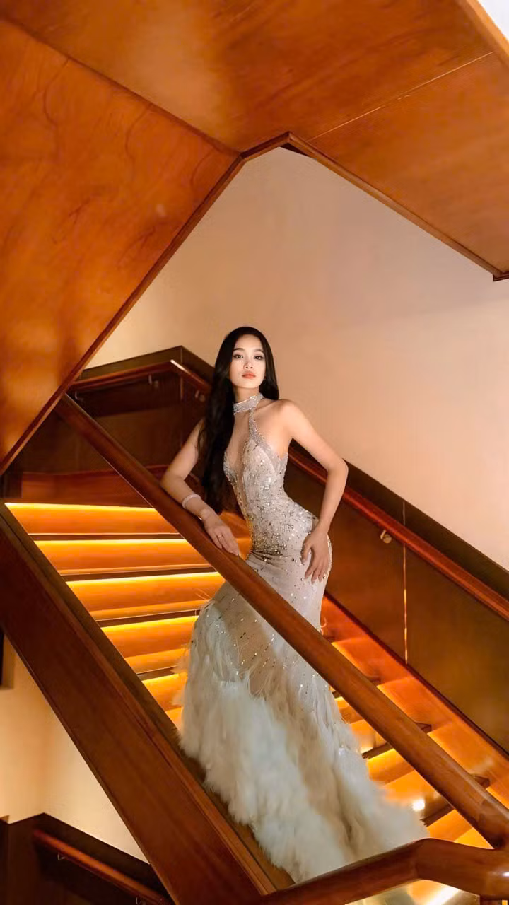 Không chỉ có niềm đam mê mãnh liệt với việc đọc sách, mà Khánh Linh còn rất thích chơi đàn tranh. Không chỉ có niềm đam mê mãnh liệt với việc đọc sách, mà Khánh Linh còn rất thích chơi đàn tranh.