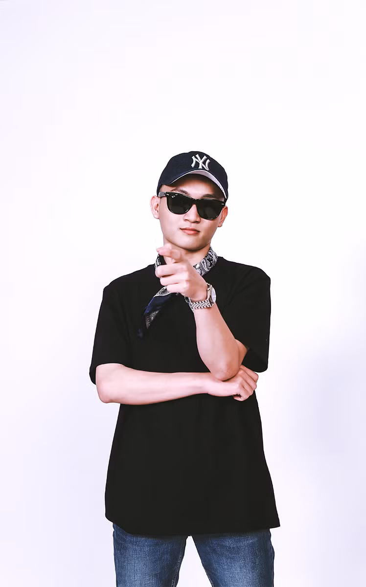Biết đến âm nhạc Underground từ những năm 2010, Thịnh bén duyên với con đường Rap – Hip hop và hoạt động, cho ra sản phẩm đầu tiên vào năm 16 tuổi.
