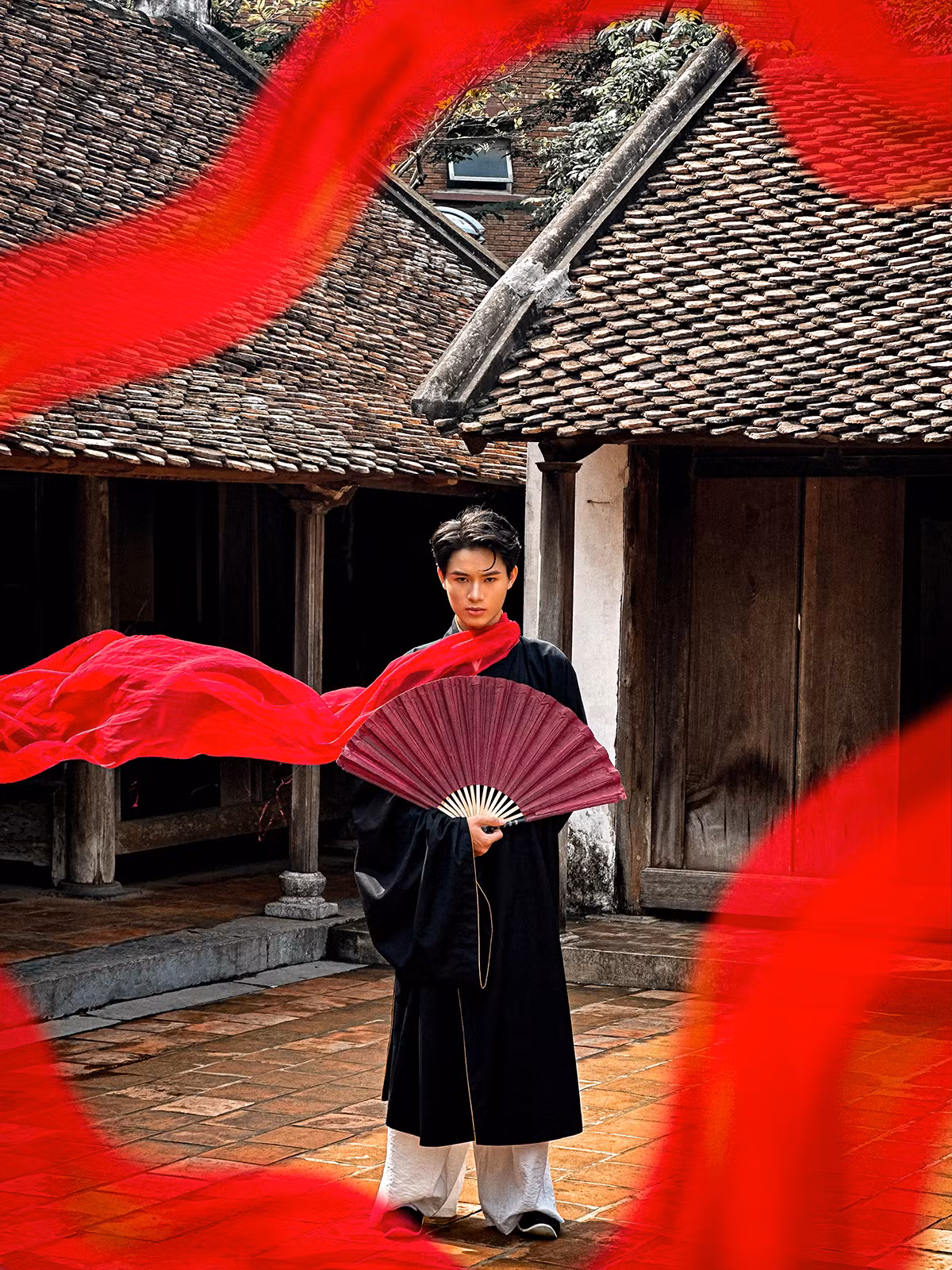 Quốc Bảo trong bộ Việt phục - một trang phục có lịch sử lâu đời và mang nhiều ý nghĩa, khắc hoạ vẻ đẹp truyền thống, tinh tế, độc đáo của người Việt Nam.
