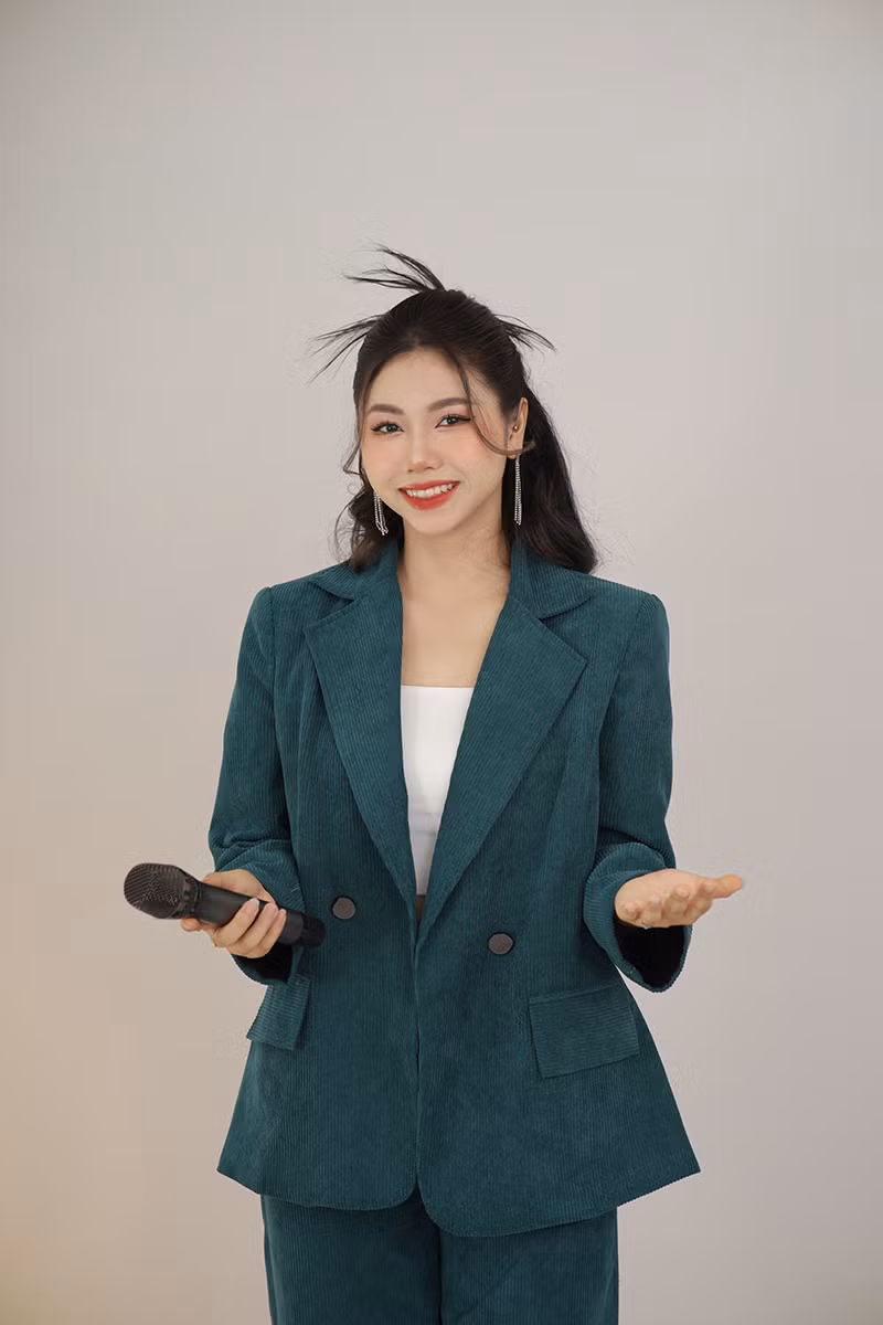 Trần Phương Thảo (sinh năm 2002) sinh ra và lớn lên tại Thành phố Hồ Chí Minh, là một Gen Z chính hiệu. Trần Phương Thảo (sinh năm 2002) sinh ra và lớn lên tại Thành phố Hồ Chí Minh, là một Gen Z chính hiệu.