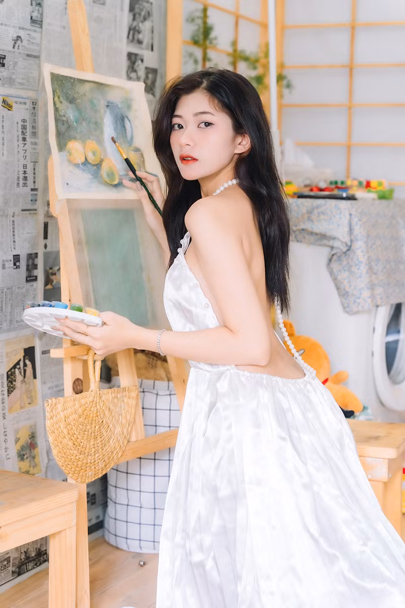 Với sở thích từ nhỏ là vẽ, Kim Ngân rất thích vẽ ra những bức tranh đẹp, tạo nên những khoảnh khắc đẹp nhất của tuổi thanh xuân.