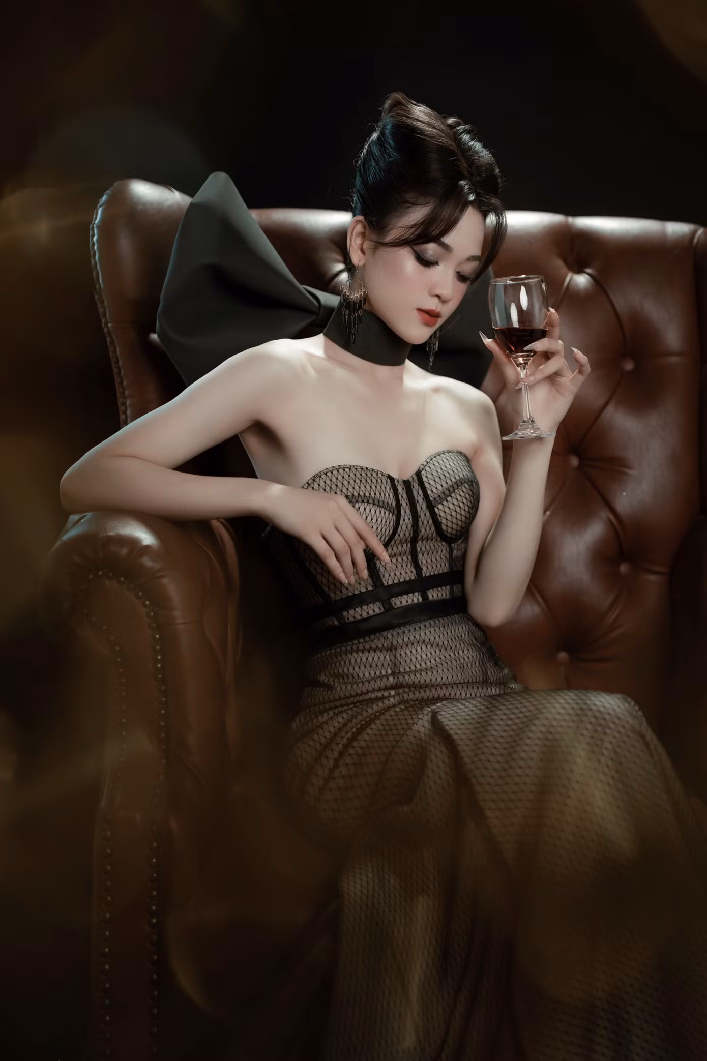 Đối với Ngọc Lụa: “Không một ai là hoàn hảo, vì vạn vật đều có vết nứt, đó là nơi ánh sáng sẽ chiếu vào".