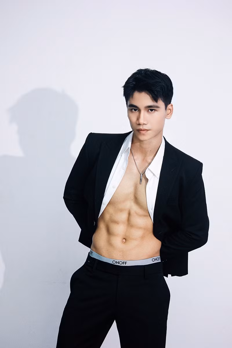 Nguyễn Tiến Đạt (sinh năm 1998) được biết đến là một PT và người mẫu ảnh tự do.