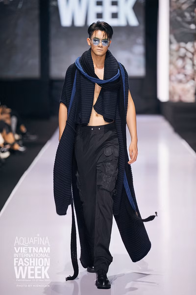 Ánh Dương từng góp mặt trong Tuần lễ thời trang Vietnam International Fashion Week với vai trò là người mẫu.