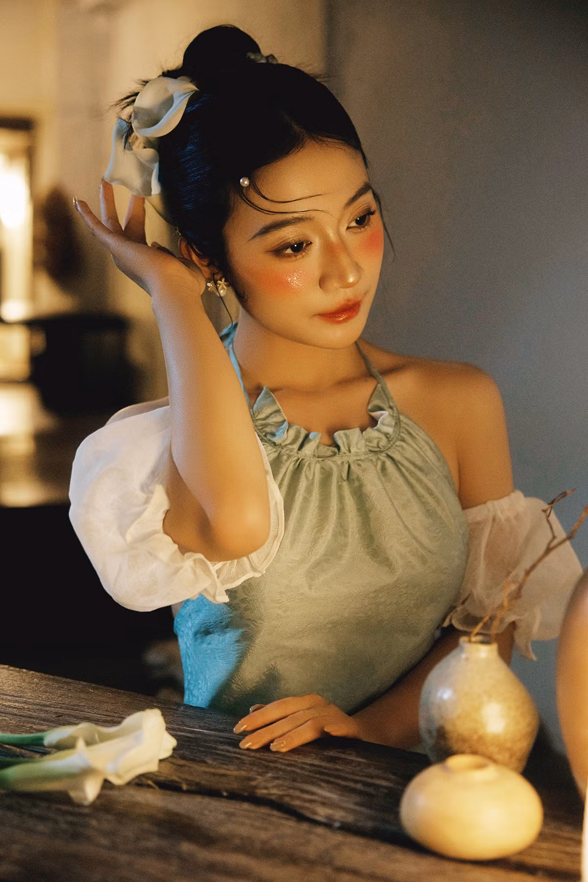 Với Hồng Trâm và ekip, bộ ảnh này không chỉ dừng lại ở việc tôn vinh nét đẹp thiêng liêng của văn hóa Việt mà còn gửi gắm tinh thần kế thừa và phát triển.