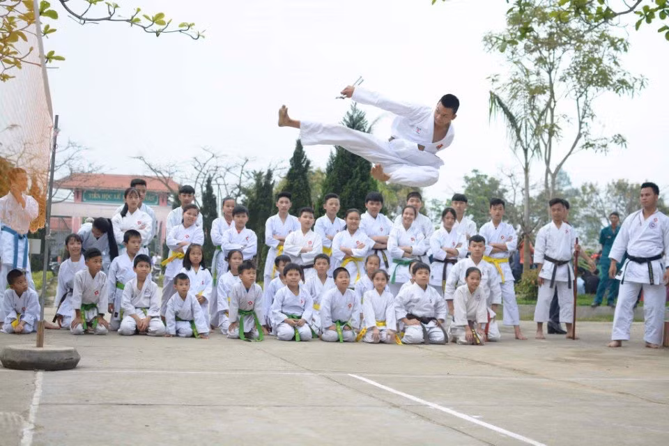 Mỗi khi có thời gian, Quốc Bảo còn đứng phụ dạy lớp võ, để thỏa mãn đam mê võ thuật của bản thân.