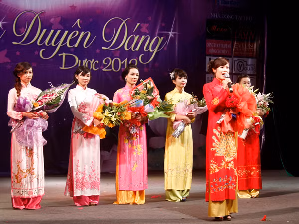 Các thí sinh trong phần thi ứng xử