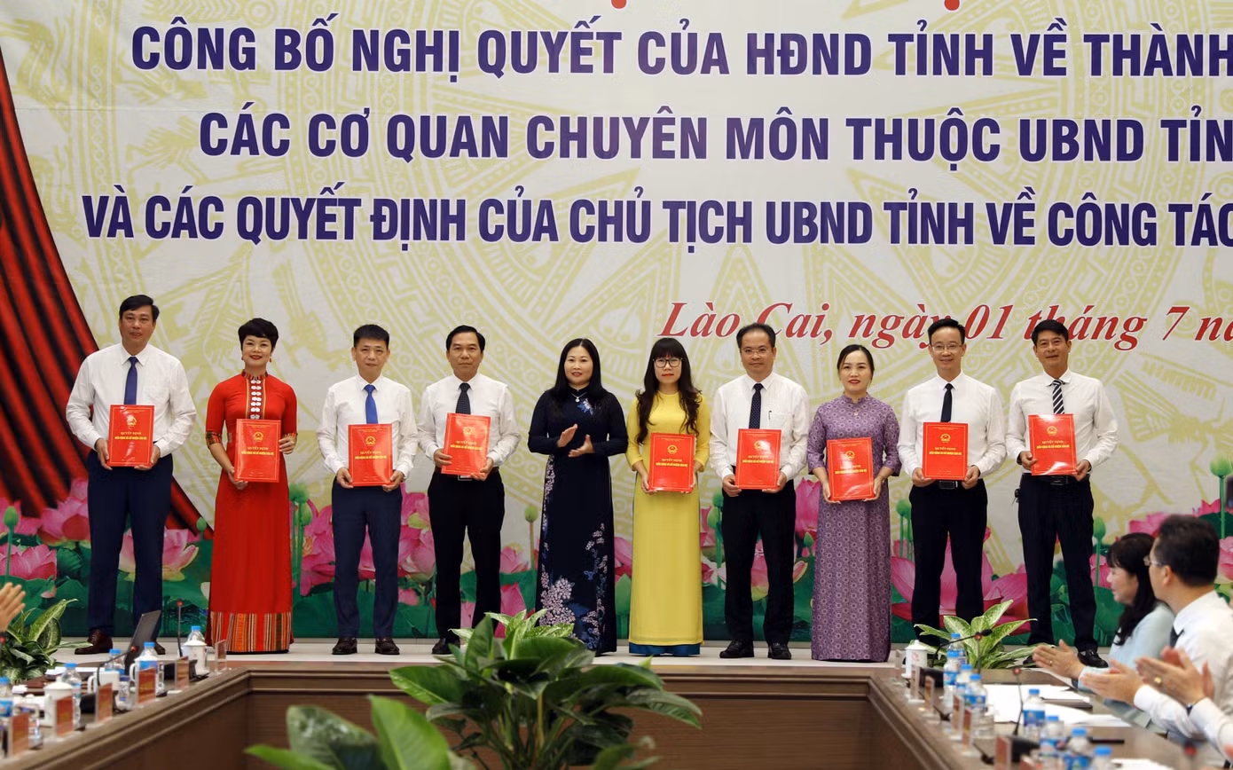 Bà Vũ Thị Hiền Hạnh, Phó Chủ tịch Ủy ban nhân dân tỉnh trao quyết định cho các Phó Giám đốc Sở Văn hóa, Thể thao và Du lịch. Ảnh: Linh Vũ