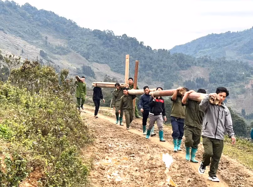 Tuyến đường có nhiều đoạn còn bùn lầy, dốc đứng. Tuyến đường có nhiều đoạn còn bùn lầy, dốc đứng.