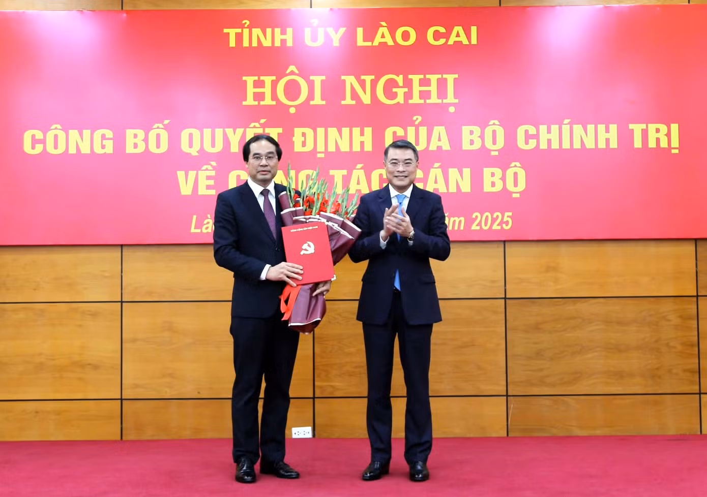Ông Lê Minh Hưng, Uỷ viên Bộ Chính trị, Bí thư Trung ương Đảng, Trưởng Ban Tổ chức Trung ương trao quyết định, tặng hoa chúc mừng tân Bí thư Tỉnh ủy Lào Cai Trịnh Xuân Trường.