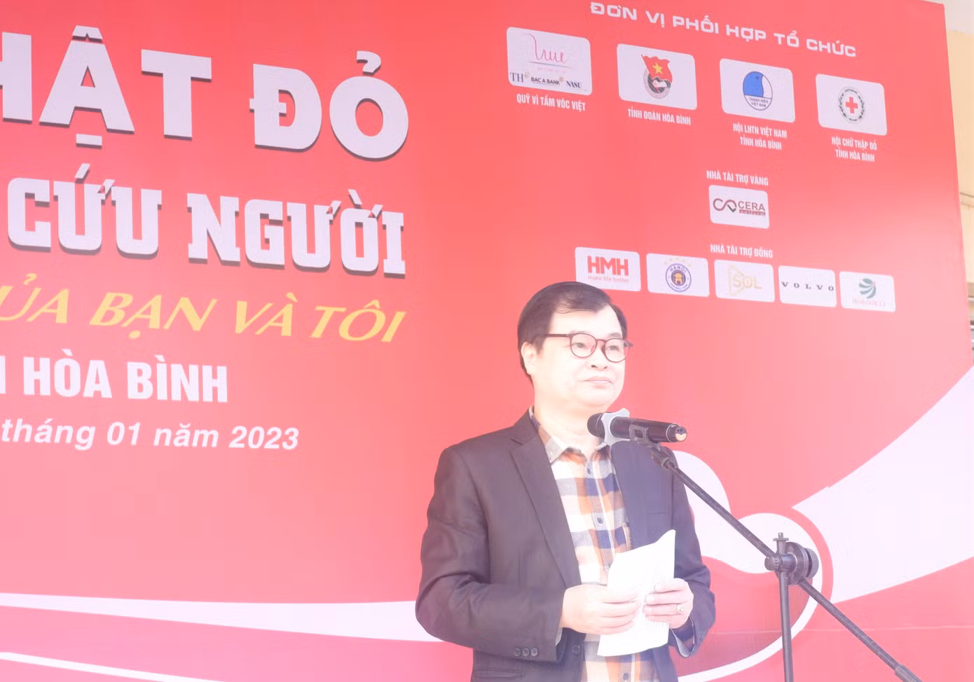 Nhà báo Bùi Hữu Lộc - Phó Chủ tịch Công đoàn báo Tiền phong cho biết, chương trình Chủ nhật Đỏ lần thứ XV - năm 2023 và lan tỏa thông điệp “Hiến máu cứu người, sinh mệnh của bạn và tôi” đã trở thành sự kiện có ý nghĩa nhân văn sâu sắc trên toàn quốc, ngày càng có sức ảnh hưởng sâu rộng đến cộng đồng, nhận được sự quan tâm của nhiều đơn vị, đông đảo người dân ở các độ tuổi, ngành nghề tham gia hiến máu. Ngọn lửa Chủ nhật Đỏ được nhen nhóm và thổi bùng mạnh mẽ nhờ sự chung sức của nhiều đơn vị, cơ quan và tinh thần nhiệt huyết của cả cộng đồng, đặc biệt là giới trẻ tham gia hiến máu.