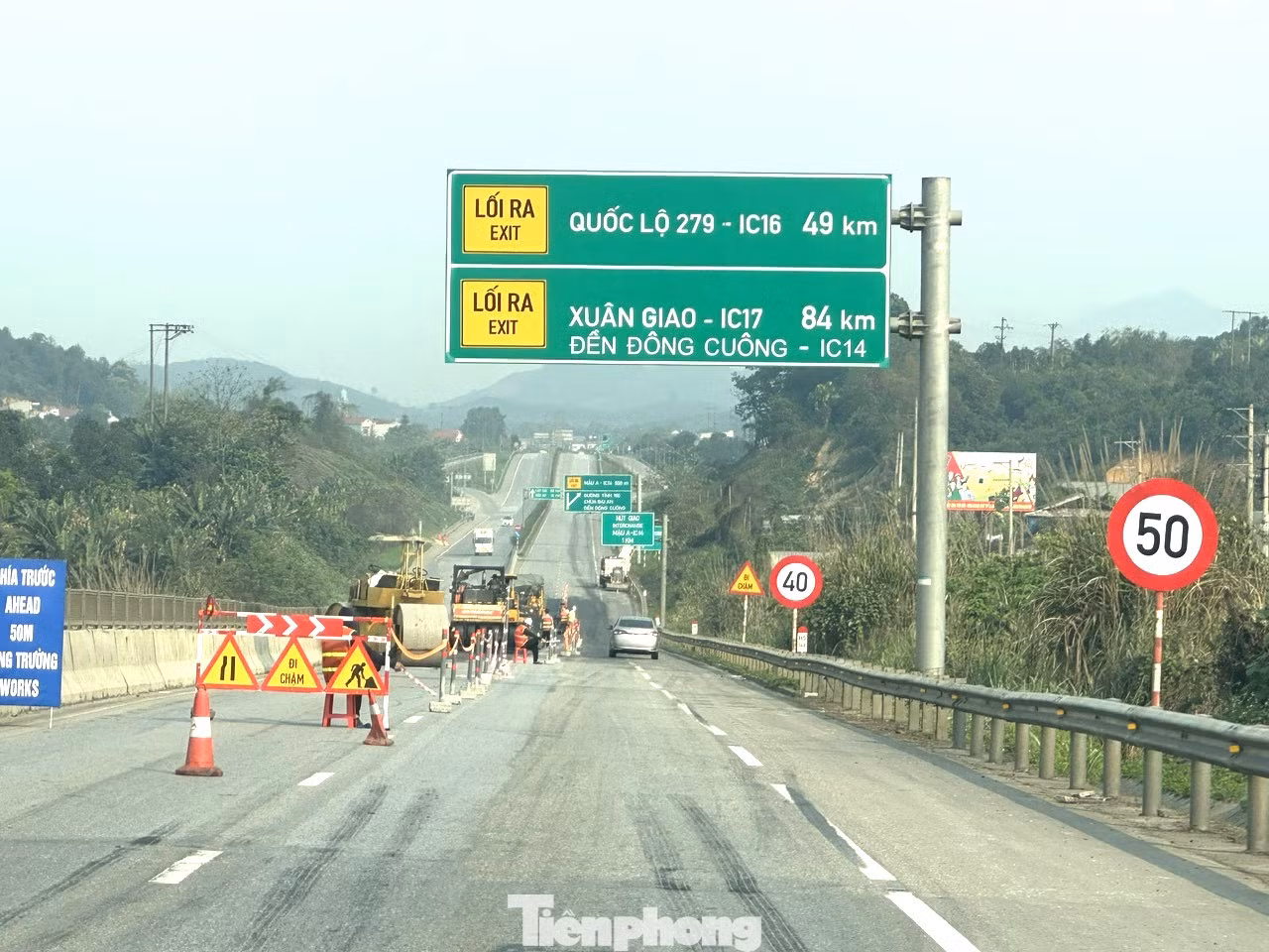 Hiện nay, các đơn vị thi công đang huy động nhân lực, thiết bị, máy móc, vật liệu sửa chữa hư hỏng mặt đường một số đoạn thuộc tuyến đường cao tốc Nội Bài - Lào Cai. Trong ảnh: Hình ảnh thi công thảm lại mặt đường đoạn gần nút giao IC 14 Mậu A (địa phận tỉnh Yên Bái).
