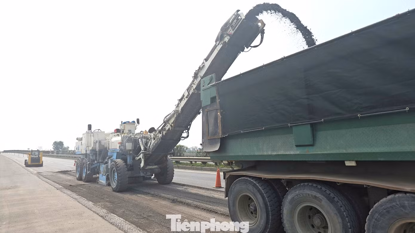 Vật liệu được cào bóc sẽ theo băng tải và được chuyển vào thùng xe chất tải chạy phía trước
