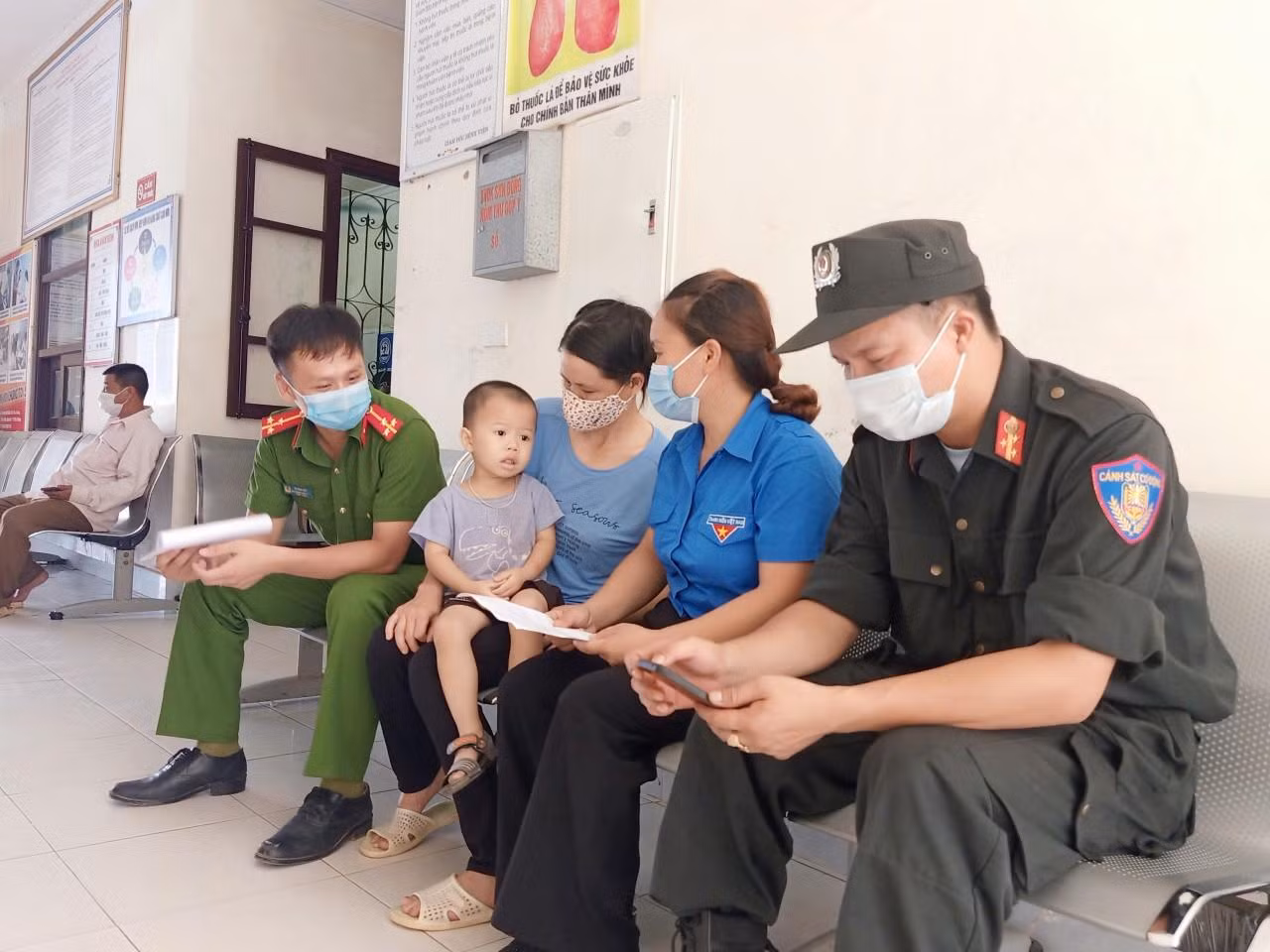 Phó trưởng Công an xã Hữu Sản - anh Đỗ Nam Duy và chiến sỹ Cảnh sát cơ động Lê Bá Tứ và gia đình các cháu được truyền máu