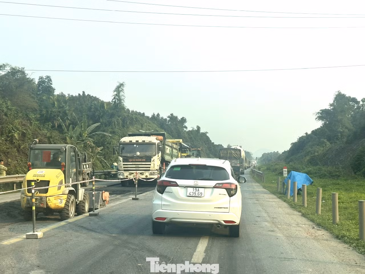 Các phương tiện nối đuôi nhau qua điểm thi công ở đoạn cao tốc hạn chế 2 làn đoạn qua địa phận tỉnh Yên Bái.