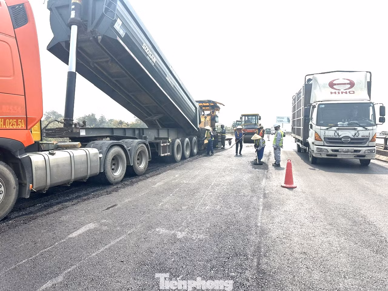 Công đoạn thảm lại mặt đường.