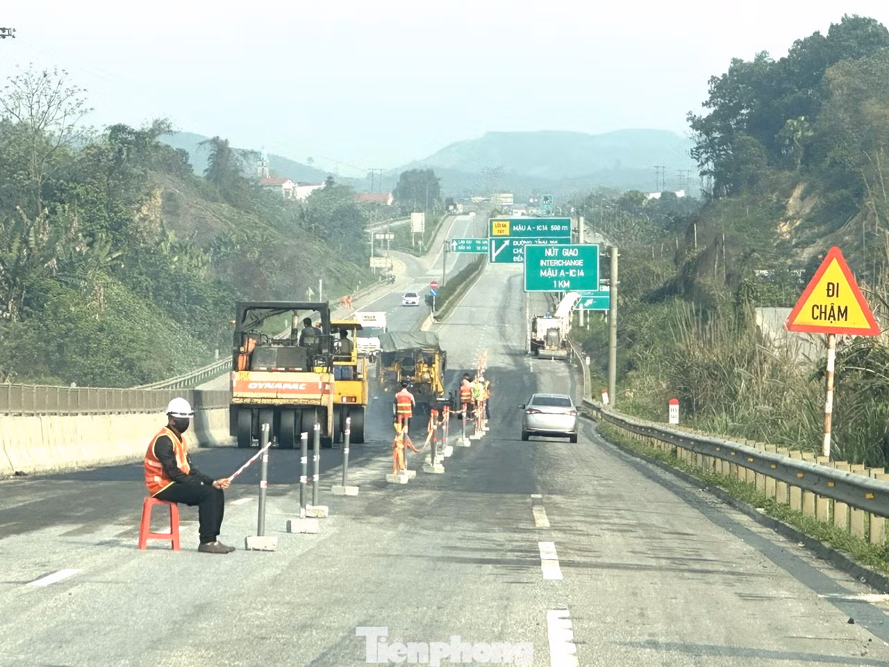 Đơn vị thi công chịu trách nhiệm tổ chức giao thông; lắp đặt biển báo, thiết bị cảnh báo; phân làn, phân luồng tại khu vực thi công… Các đoạn tuyến sửa chữa gồm đoạn Km123+00 - Km244+155; đoạn Km93+000 - Km106+206; đoạn Km123+066 - Km136+470; đoạn Km142+000 - Km160+400; đoạn Km171+000 -Km190+450; đoạn Km191+200 - Km217+000; đoạn Km229+100-Km243+100; đoạn Km0+00 - Km123+080; đoạn Km77+645 - Km85+975; sửa chữa hư hỏng hệ thống an toàn giao thông đoạn Km0+00 - Km123+00 và đoạn Km123+080 -Km244+150.
