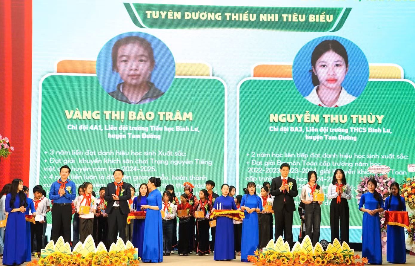 Ông Hà cũng đề nghị ngành giáo dục xây dựng môi trường văn hoá lành mạnh để các em mỗi ngày đến trường là một ngày vui. “Danh hiệu “Cháu ngoan Bác Hồ” là phần thưởng cao quý dành cho các cháu thiếu nhi. Những thành tích, vinh dự mà các cháu đạt được thời gian qua sẽ là tiền đề quan trọng trong tiến trình rèn luyện, phấn đấu để hoàn thiện bản thân. Vì vậy, các cháu phải tiếp tục cố gắng nhiều hơn nữa, ra sức phấn đấu, học tập, rèn luyện sức khoẻ tốt, kỷ luật tốt, tiếp cận khoa học công nghệ, làm theo lời dạy của Bác để sau này trở thành những nhân tài, công dân tốt”, ông Vũ Mạnh Hà căn dặn. Trong ảnh: Trao danh hiệu Cháu ngoan Bác Hồ cho các cháu thiếu nhi