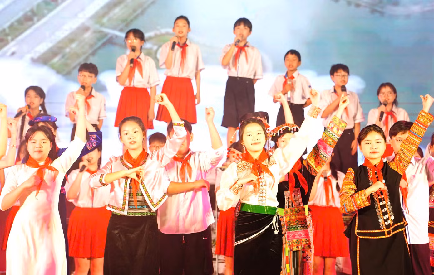 Hơn 200 đại biểu Cháu ngoan Bác Hồ đại diện cho gần 98 nghìn đội viên, thiếu niên, nhi đồng toàn tỉnh Lai Châu tham dự. Trong ảnh các tiết mục văn nghệ diễn ra sôi nổi.