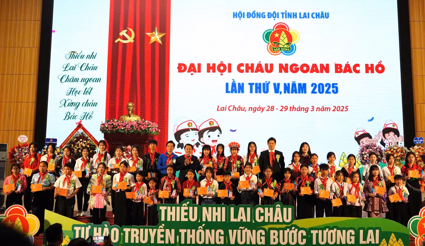 Lãnh đạo tỉnh Lai Châu, Tỉnh Đoàn Lai Châu chụp ảnh lưu niệm với các đại biểu được trao danh hiệu Cháu ngoan Bác Hồ.