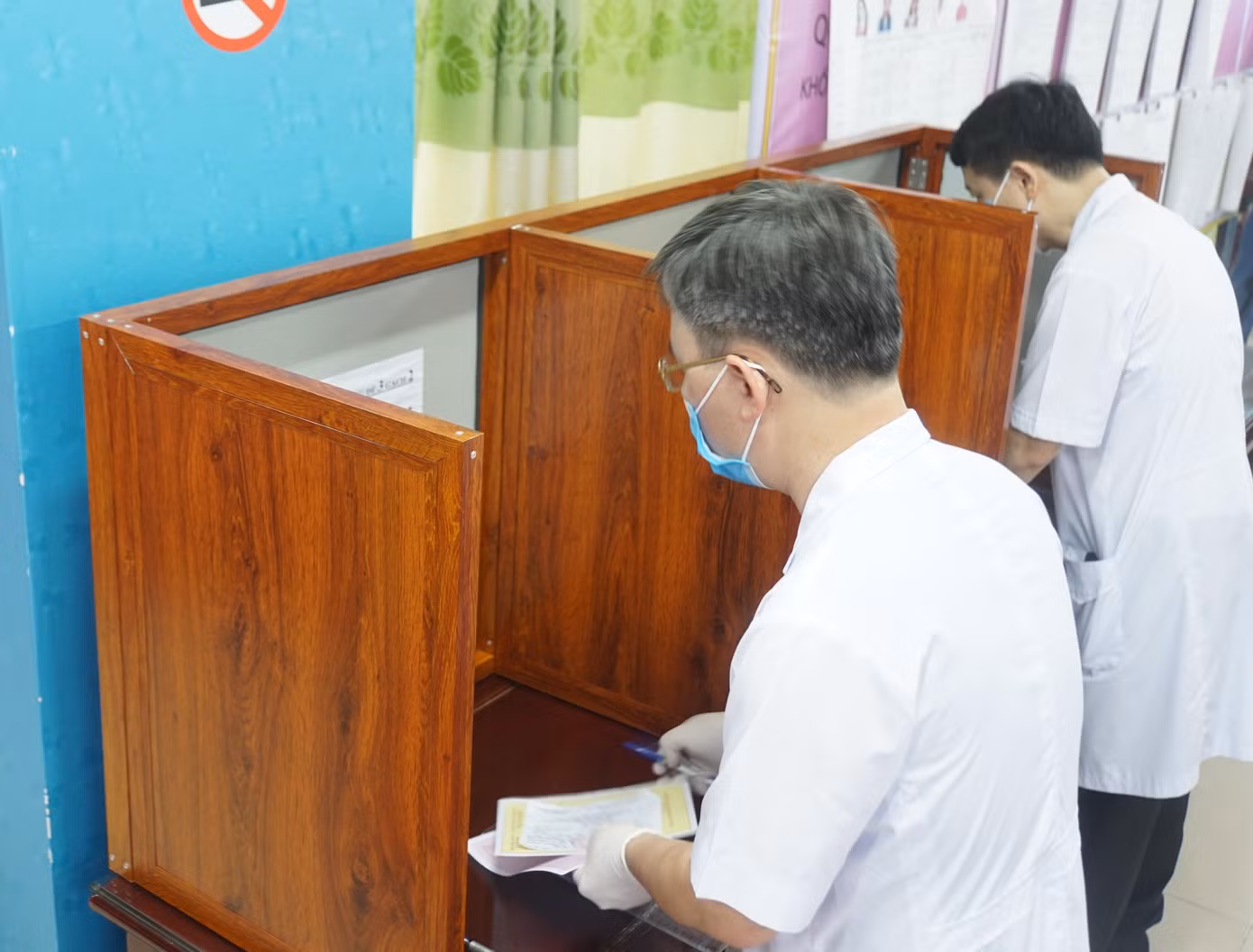 Khu vực vòng ngoài là dành cho các cán bộ, nhân viên y tế không trực tiếp điều trị bệnh nhân COVID-19. Khu vực vòng ngoài là dành cho các cán bộ, nhân viên y tế không trực tiếp điều trị bệnh nhân COVID-19.