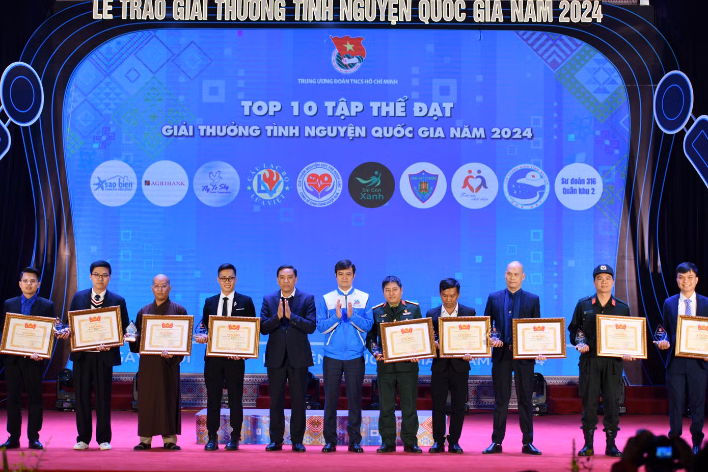 Bí thư thứ nhất T.Ư Đoàn Bùi Quang Huy và Phó Bí thư Tỉnh ủy Lào Cai Hòang Giang vinh danh 10 tập thể xuất sắc giải tình nguyện năm 2024.