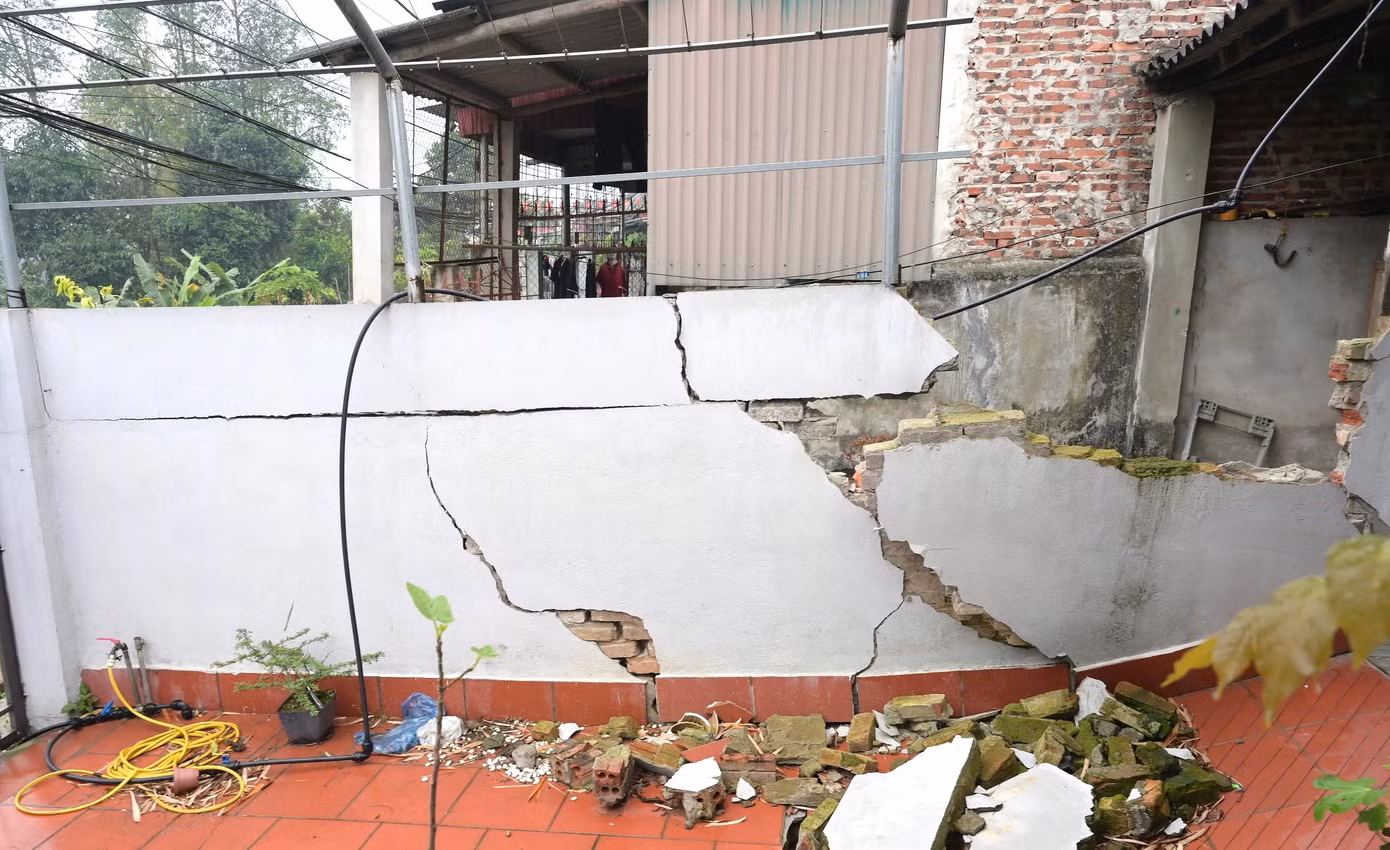 Như Tiền Phong đã đưa tin, Chủ tịch UBND tỉnh Lào Cai ban hành quyết định công bố tình huống khẩn cấp về thiên tai do nhiều nhà dân đang có hiện tượng lún nền, nứt tường. Tuyến đường 23/9, phường Pom Hán (thành phố Lào Cai) cạnh các hộ dân này bị tụt sâu, nguy cơ trôi cả mảng đất lớn xuống dãy dân cư ở phía dưới chân taluy.