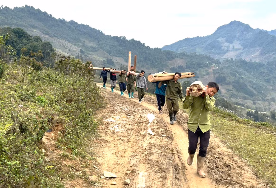 Toàn bộ đồ đạc và dụng cụ, vật liệu được thanh niên cõng, vác di chuyển quãng đường khoảng 2km. Toàn bộ đồ đạc và dụng cụ, vật liệu được thanh niên cõng, vác di chuyển quãng đường khoảng 2km.