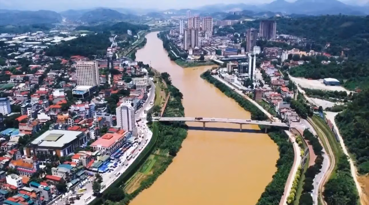 Sông Hồng địa phận thành phố Lào Cai. Ảnh N.H