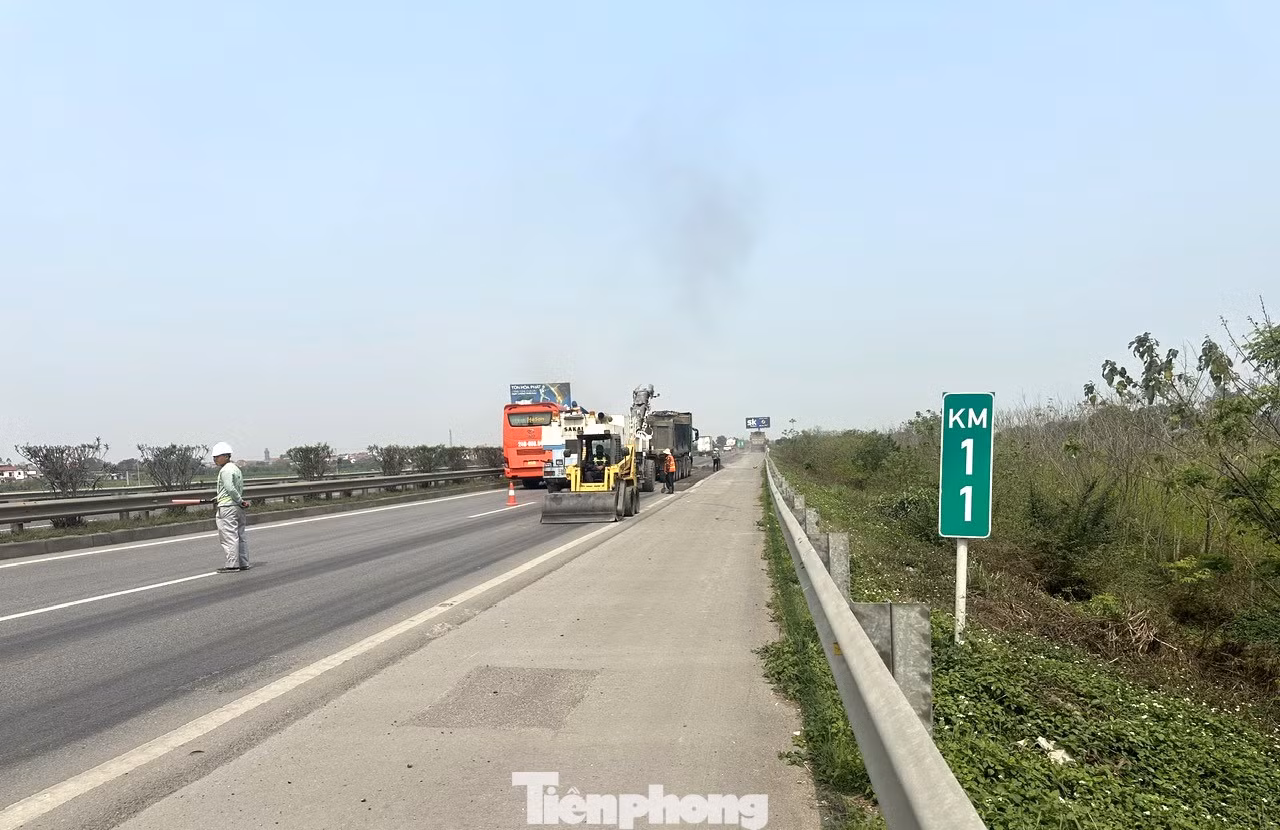Ngoài ra, đơn vị thi công còn cắt cử nhân viên phân luồng, cảnh báo giao thông tại khu vực thi công. Trong ảnh, đơn vị thi công cào bóc lớp mặt đường cũ sử dụng máy cào bóc chuyên dụng tại Km 11 cao tốc Nội Bài - Lào Cai.