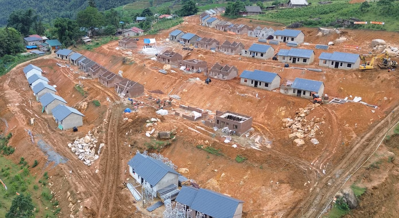 Khu tái thiết có 60 căn nhà được thiết kế theo kiến trúc truyền thống của đồng bào Mông. Ảnh M.D