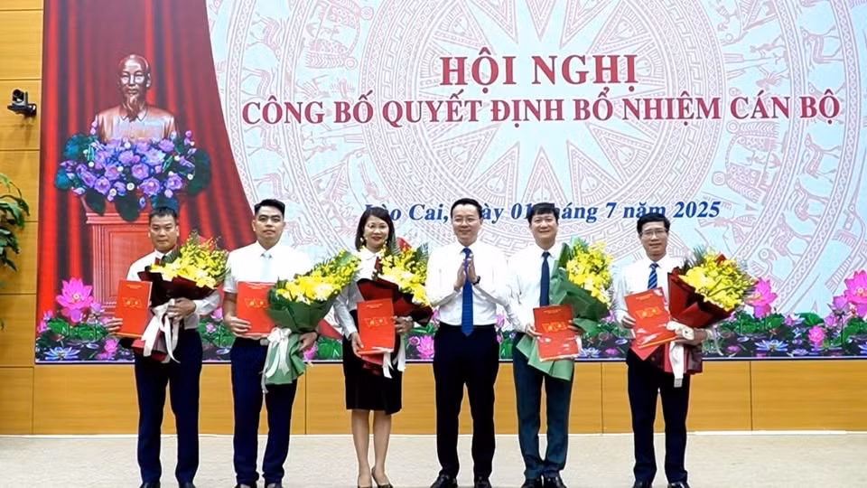 Văn phòng Tỉnh ủy cũng đã công bố các quyết định bổ nhiệm 5 Phó Chánh Văn phòng Tỉnh ủy