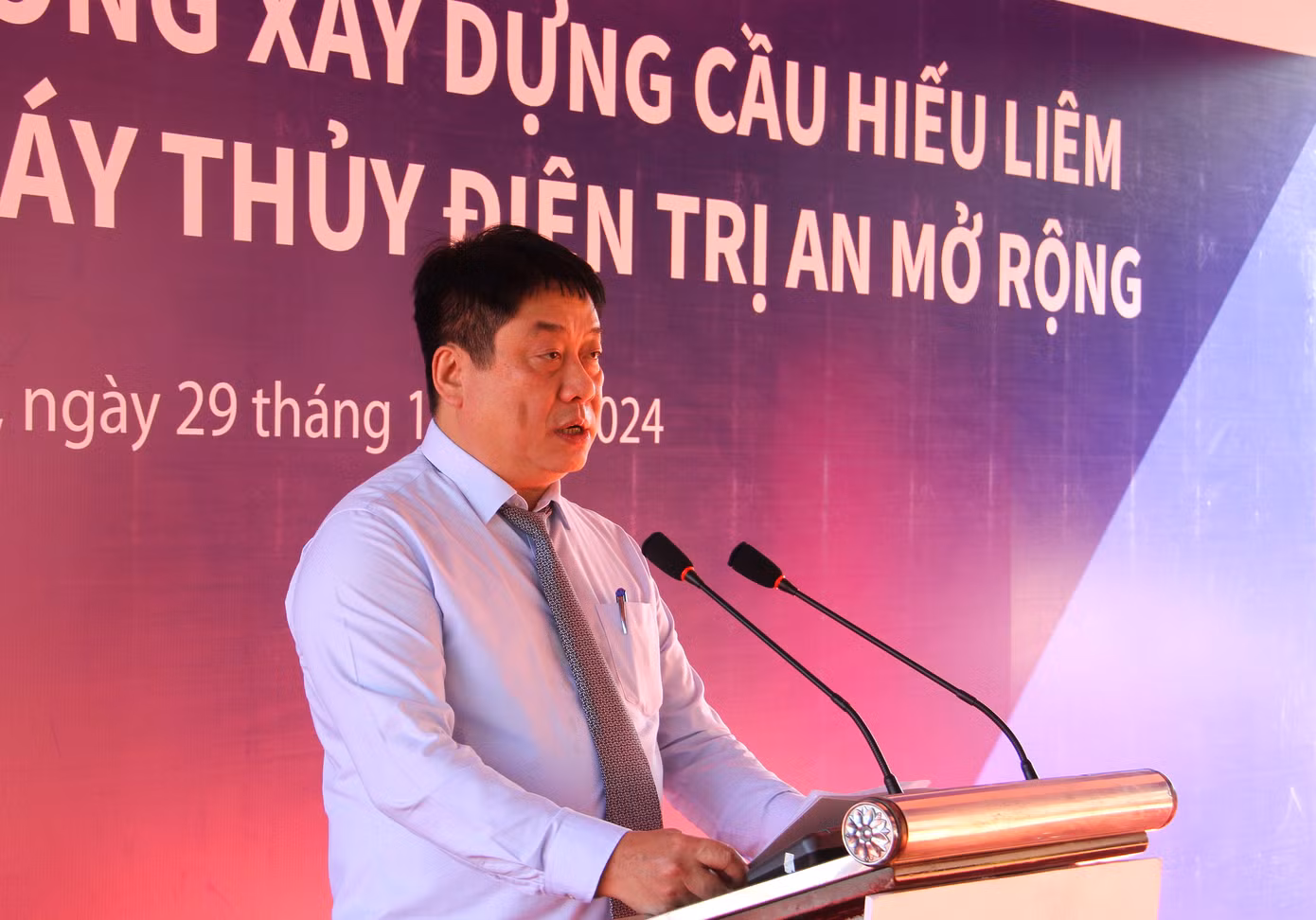 Tổng Giám đốc EVN Nguyễn Anh Tuấn cho biết, dự án có tổng vốn đầu tư gần 4.000 tỷ đồng dự kiến khởi công xây dựng vào quý I/2025. Tổng Giám đốc EVN Nguyễn Anh Tuấn cho biết, dự án có tổng vốn đầu tư gần 4.000 tỷ đồng dự kiến khởi công xây dựng vào quý I/2025.