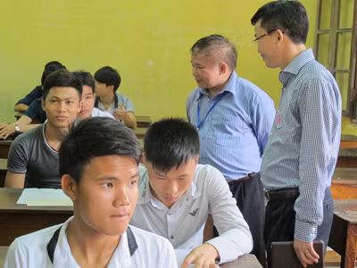 Thứ trưởng Ga trò chuyện cùng thí sinh thi vào trường ĐH Thủy Lợi. Ảnh: Hồ Thu