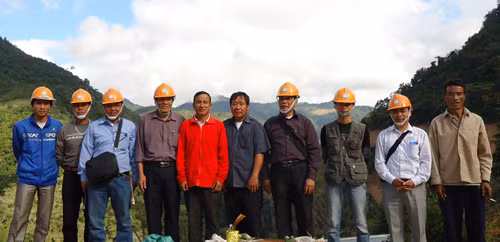 Cán bộ lỹ thuật của Công ty CP Khoáng sản và Công nghiệp Chiến Công trên khai trưởng huyện NoongHet, tỉnh Xiêng Khoảng (Lào) ngày 28/12/2012