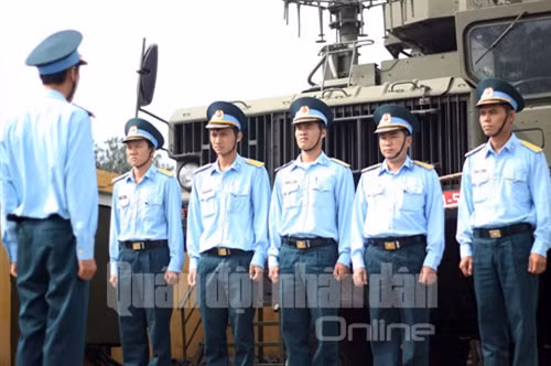 Giao nhiệm vụ cho các thành phần của kíp chiến đấu