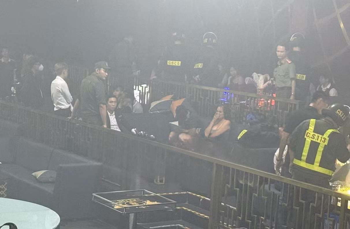 Công an kiểm tra quán bar TH Club và phát hiện nhiều người dương tính với chất ma túy