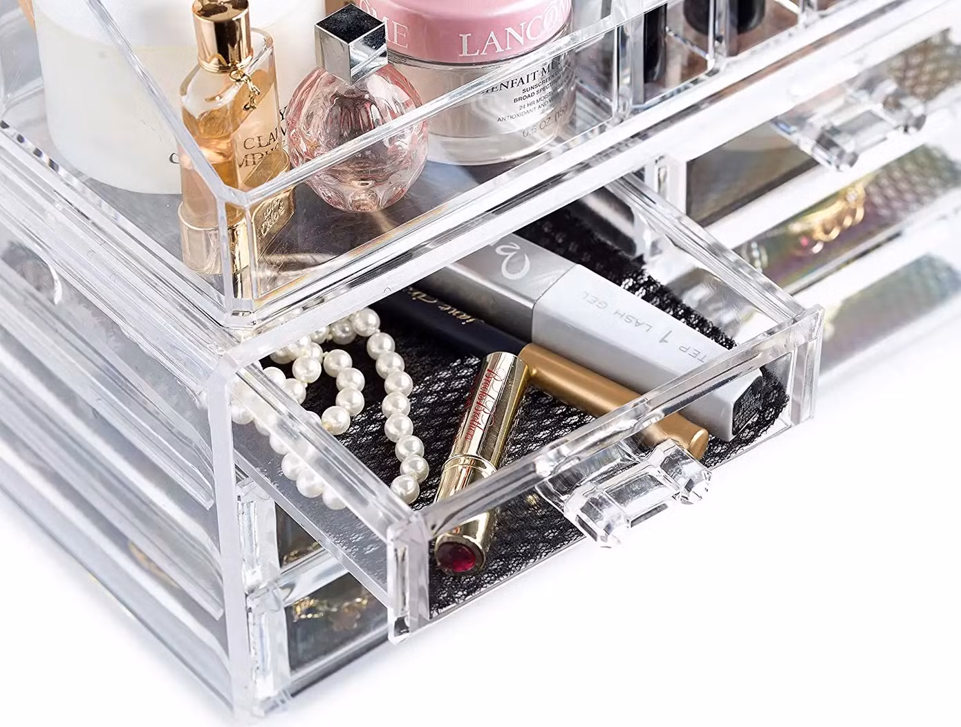 Đừng quăng mỹ phẩm lung tung hay nhồi nhét chúng vào chiếc túi plastic một cách vô tội vạ.
