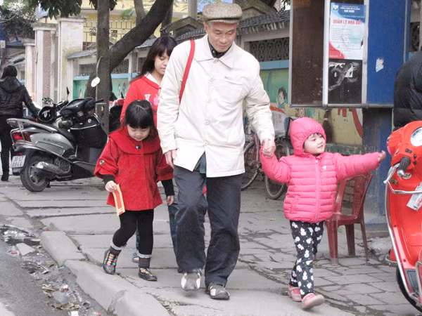 Bố mẹ bận đi làm, ông bà thường là người đón các cháu từ trường về nhà. Ảnh: Trường Phong