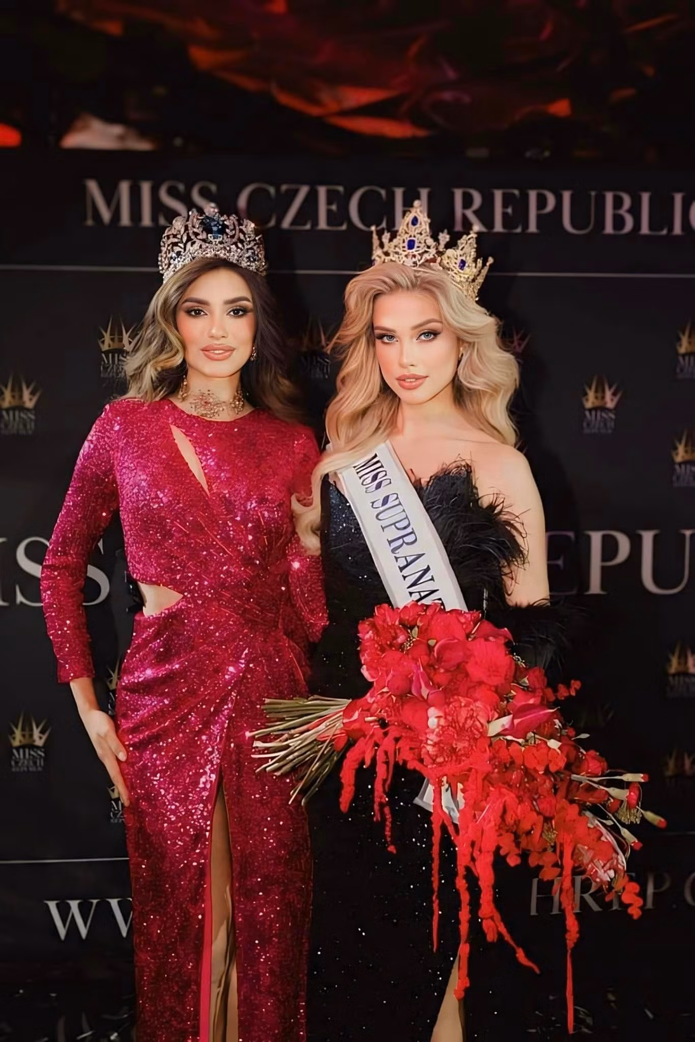 Justýna Zedníková được đương kim Hoa hậu Siêu quốc gia 2023 Andrea Aguilera trao sash và vương miện. Justýna Zedníková được đương kim Hoa hậu Siêu quốc gia 2023 Andrea Aguilera trao sash và vương miện.