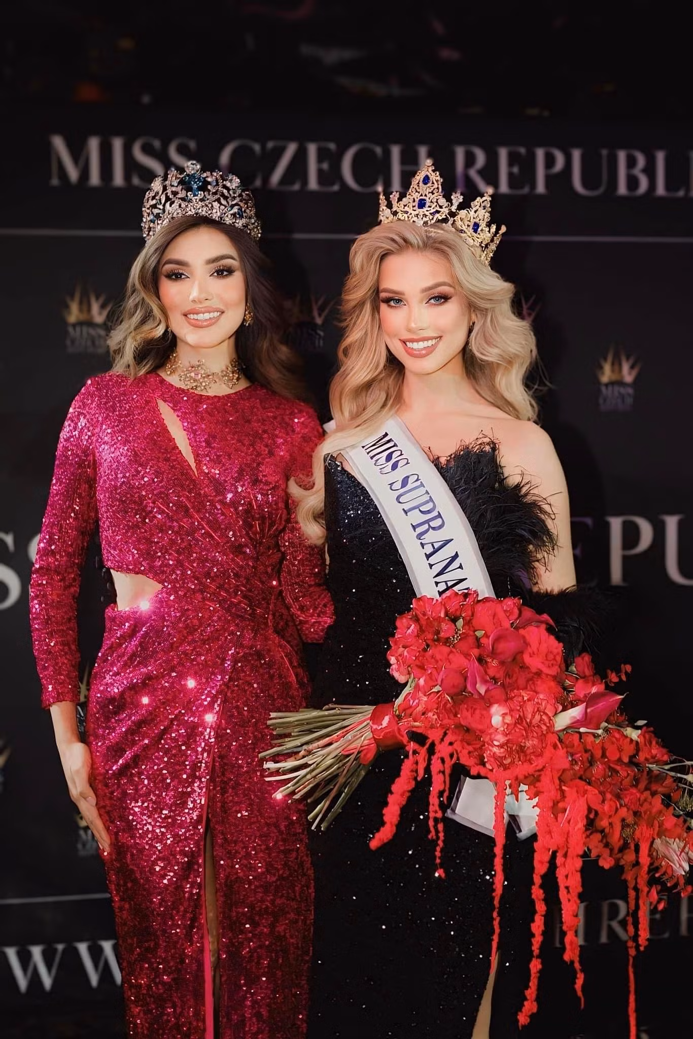 Justýna Zedníková được đương kim Hoa hậu Siêu quốc gia 2023 Andrea Aguilera trao sash và vương miện. Justýna Zedníková được đương kim Hoa hậu Siêu quốc gia 2023 Andrea Aguilera trao sash và vương miện.