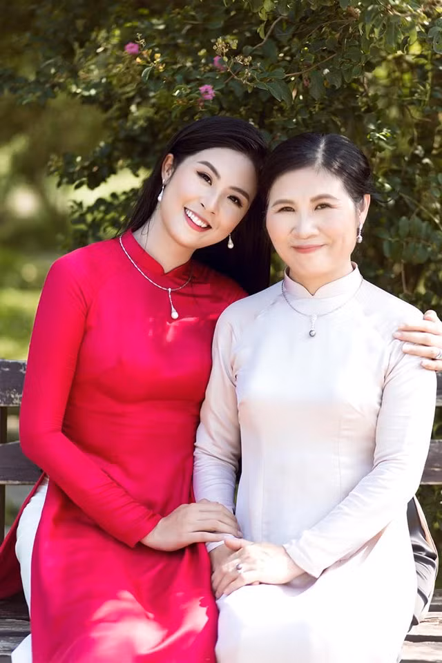 Hoa hậu Tiểu Vy ăn chè đậu đỏ, đạp xe khắp Hội An tìm người yêu ngày thất tịch ảnh 12