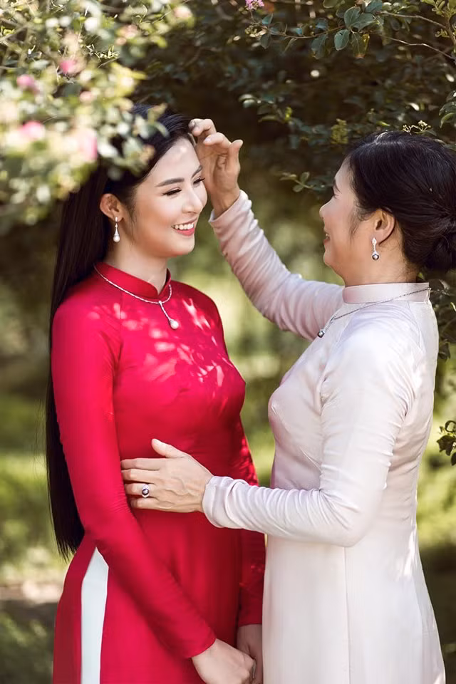 Hoa hậu Tiểu Vy ăn chè đậu đỏ, đạp xe khắp Hội An tìm người yêu ngày thất tịch ảnh 13